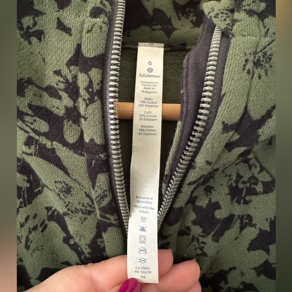 NEW Lululemon Scuba Hoodie IV Size 6 Green/Black Floral - Picture 12 of 15